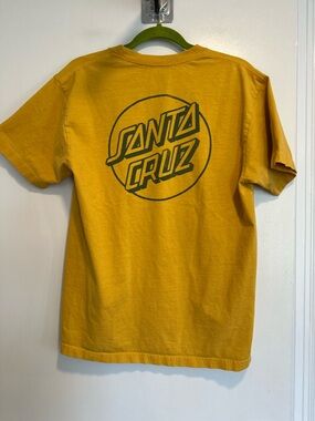 Santa Cruz Skateboards Y2K Yellow  Black Spellout Logo Skater Tee Streetwear.